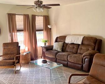 Cozy Mid-Century - McComb - Sala de estar