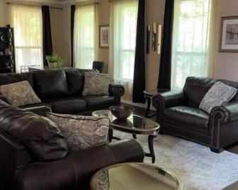Luxury Peaceful 4Bedroom House - DeSoto - Living room