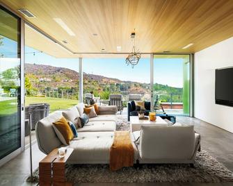 Brentwood Retreat - pool/jacuzzi, fitness room, theatre & dual primary bedrooms - Los Ángeles - Sala de estar