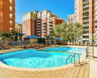 Apartment Just Steps from Ballston Subway Station - Arlington - Pool