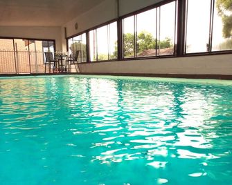 Majestic Motel - Horsham - Havuz