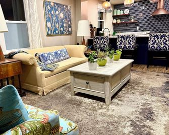 The Bluebird House in Hiram - Hiram - Living room