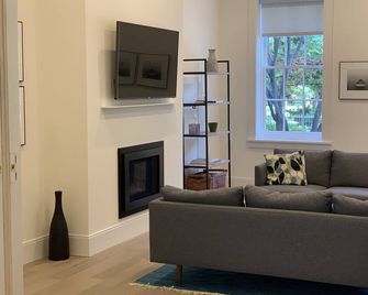 Historic Townhouse Condo in the center of Boston, across from the Public Garden - Boston - Living room