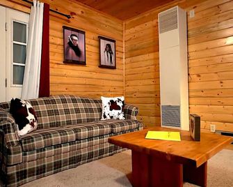 The Red Bears Den, Walk to River & Lake, In Town - Grand Lake - Living room