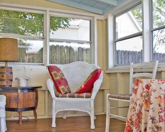 papoose Cozy lakefront rental for two with private beach - Gilford - Pokój dzienny