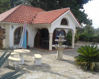 Private Studio on Tree-Lined Property 3 Minutes Walk to the Beach - Sosúa - Innenhof