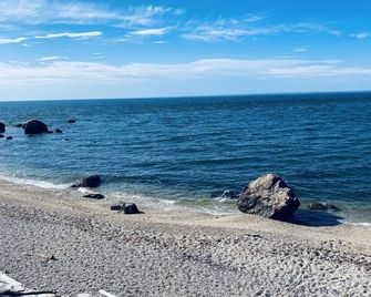 Idyllic North Fork hideaway! Quiet 3 Bedroom cape in East Marion - East Marion - Beach