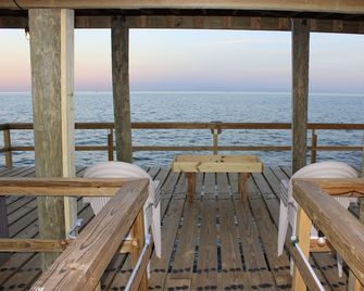 Kemah Bay Retreat: Steps to Kemah Boardwalk, Bayfront, 216-ft Pier, Elevator, EV - Kemah - Balkon