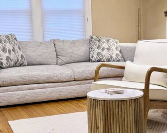 4-bedroom unit in two family house in peaceful Cranston for relaxing stays. - Cranston - Living room