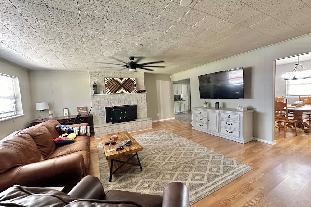 15 minutes to the airport. A peaceful nest in the middle of the city. - Owasso - Wohnzimmer