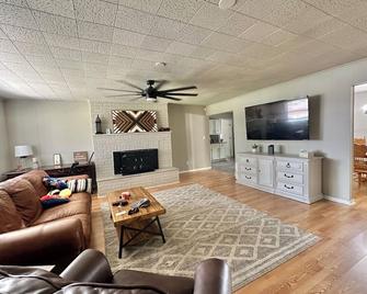 15 minutes to the airport. A peaceful nest in the middle of the city. - Owasso - Living room