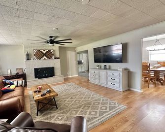 15 minutes to the airport. A peaceful nest in the middle of the city. - Owasso - Wohnzimmer