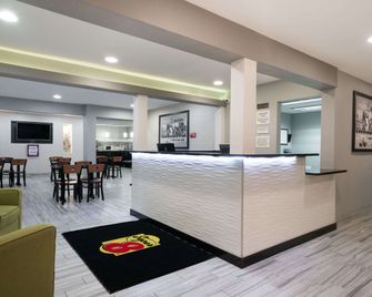 Super 8 by Wyndham Rochester Mayo Clinic Area - רוצ'סטר - דלפק קבלה