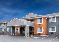 Super 8 by Wyndham Rochester Mayo Clinic Area - Rochester - Κτίριο