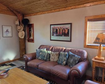 Charming 2-bedroom farmhouse between Albuquerque and Santa Fe. - Bernalillo - Huiskamer