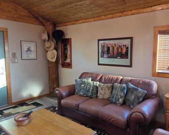 Charming 2-bedroom farmhouse between Albuquerque and Santa Fe. - Bernalillo - Obývací pokoj