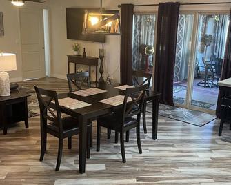 Sunny Days - Chase those Clouds Away - Sun City - Comedor