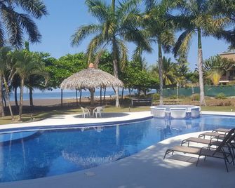 Beach Front! Perfect For Weddings, Bachelor Parties, Retreats or Family Reunions - Playa Hermosa - Pool