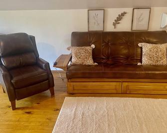 Cozy 2 BR with Rec room, 14 mi to downtown Hot Springs and 7 mi from I-30 - Malvern - Wohnzimmer