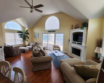 Avalon NJ 'New' Upside Down, Near Town & Beach with Stone Spa/Pool! - Avalon - Sala de estar