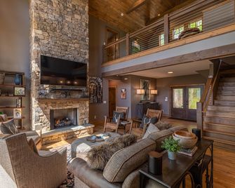 Howling at the Moon at Eagles Nest - Banner Elk - Living room