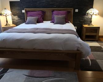 Les Chambres D'hotes De La Frissonnette - Auzelles - Habitación