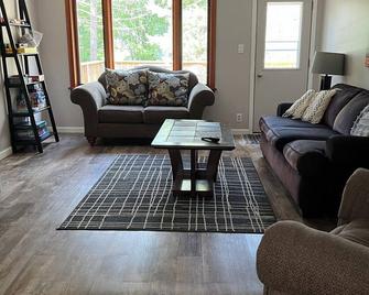 Porcupine Place- Remodeled 3 bedroom in Upper Peninsula's \'Pure Michigan\' - Ontonagon - Living room
