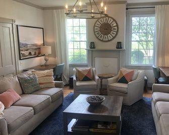 Historic Waterfront Farmhouse, Private Beach Access - Reedville - Living room