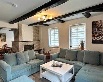 Modernes Fachwerkhaus mit 5 Schlafzimmern, 2 Badezimmer, Sauna, Kamin und Garten - Laatzen - Wohnzimmer
