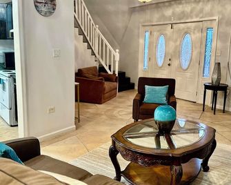 Spacious 4-Bedroom House with Cathedral Ceilings and Spa tub in Frigate Bay. - Frigate Bay - Phòng khách