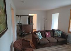 Perfect getaway! Cozy 3 BR Home great location,minutes from Waterparks & Resorts - Tannersville - Salon