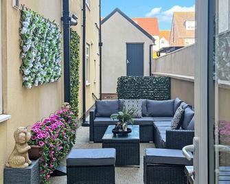 Granada Apartments Queen's Promenade - Blackpool - Patio