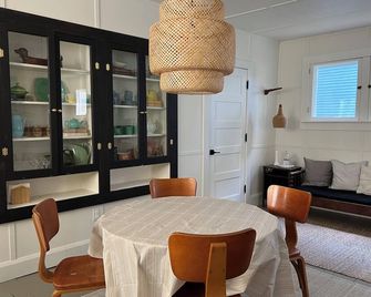Charming 3-bedroom, 2-bath cottage with AC in Lakeside near Hoover Auditorium - Lakeside - Dining room