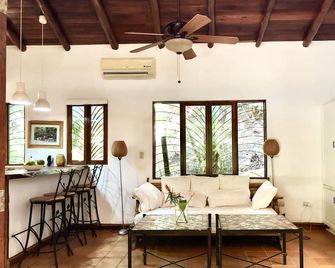 Perfect cozy family home. Location, pool, patio. - Esperanza - Sala de estar