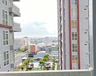 Homey And Tidy Studio Apartment At Vida View Makassar - Makassar - Balcón