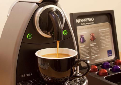 Cafetera Krups Nespresso Essenza Gris Arena XN2140