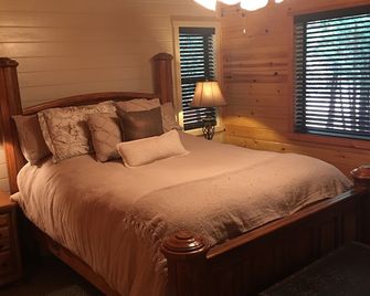 Silverpine Perch Featured On House Hunters' - Shaver Lake - Bedroom