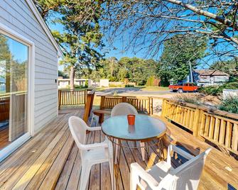 Modern home with deck & gas grill - walk to ocean & bay beaches - West Yarmouth - Balcony