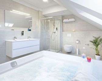 Downtown Suites Jugoslavska - Prague - Bathroom