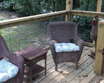 Peaceful & Quiet In Country Setting Only 10 Miles From The Hustle And Bustle Fun - Fayetteville - Balcony