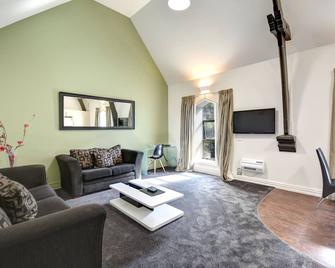 Chapel Apartments - Dunedin - Living room