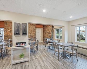 New King Suite Getaway: Fireplace & Jacuzzi - Townsend - Restaurant