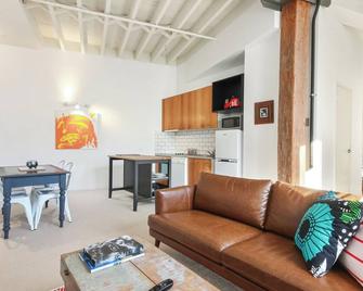 Premium location in Teneriffe, Brisbane! - Brisbane - Living room