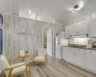 Cozy Picayune Rental Home about 11 Mi to Space Center! - Picayune - Küche