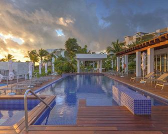 La Amada Residences Private Beach Getaway with Pools & Gym - Cancún - Pool