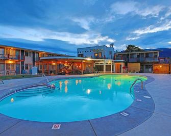 Bowmont Motel - 彭蒂克頓 - 游泳池