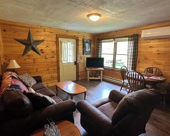 Starr Valley Cabin is a 2 Bedroom Cabin 1/2 mile to Old Mans Cave State Park - Logan - Huiskamer