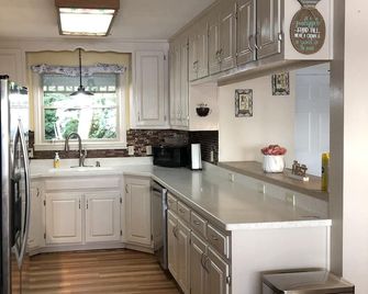 Private Riverfront Retreat - Just outside of Town - Elizabeth City - Cocina