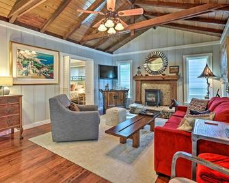 Redwoods Cabin with Hot Tub Walk to Russian River! - Guerneville - Living room