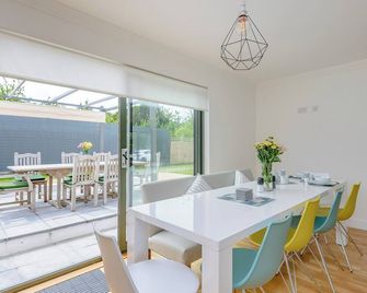 5 bedroom accommodation in Colwell Bay, near Yarmouth - Totland - Eetruimte